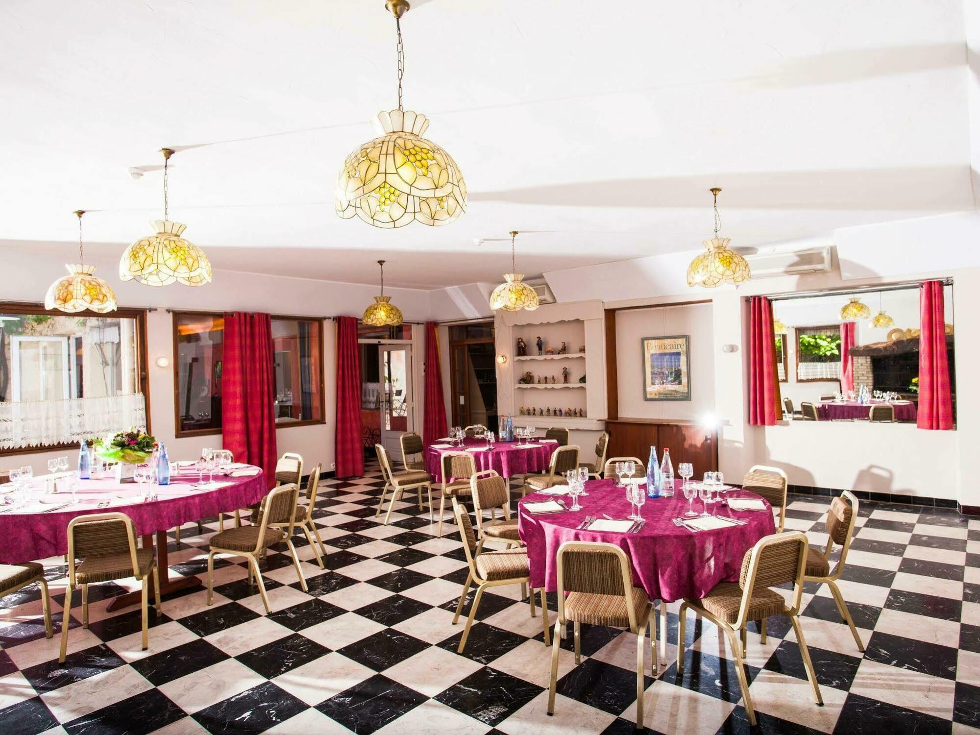 Logis Vignes Blanches*** Hotel Cosy Et Restaurant De Terroir Beaucaire  Ngoại thất bức ảnh